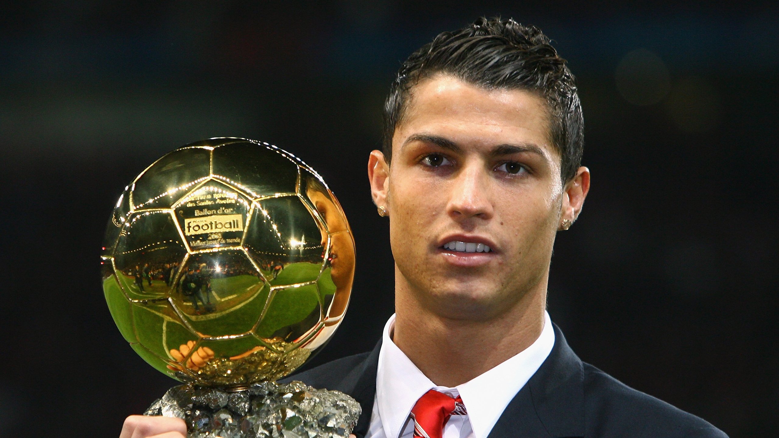 “球迷热议:中超裁判判罚是否公正?”,中超联赛裁判